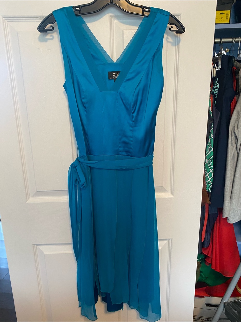 Teal V-Neck Sleeveless Silk and Chiffon Dress with Sash - Size XS
